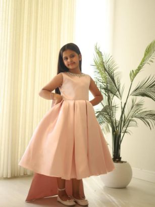 صورة فستان سهرة بيج ذيل وتطريز ملكي